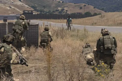 Milsim Arma 3: Jak zacząć? Przewodnik po modach i jednostkach