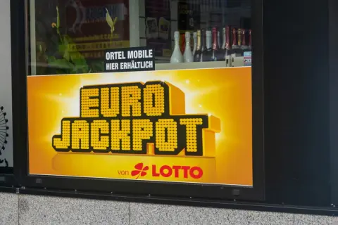Czy lottomilioner z Eurojackpot może stracić anonimowość przez błąd kolektora? Reklama Eurojackpot na witrynie sklepowej.