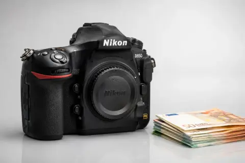 Nikon D850 con un fascio di banconote. Forse i problemi di questa reflex sono costosi da risolvere.
