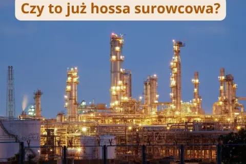 Rafineria ropy naftowej nocą, z oświetlonymi wieżami i rurociągami. Czy to już pko surowców globalnych?