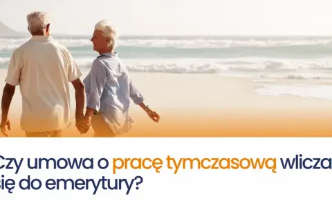 Starsza para spaceruje po plaży. Czy umowa o pracę tymczasową wlicza się do emerytury?