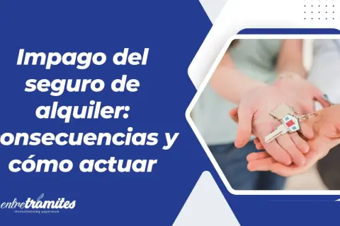 Manos entregan llaves de casa, simbolizando la importancia de un seguro de impago para proteger tu inversión inmobiliaria.