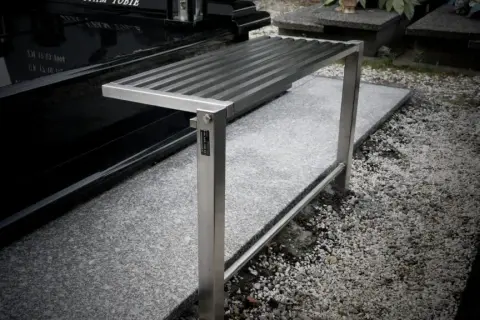 Ile kosztuje montaż ławki na cmentarzu? Sprawdź ceny i opcje