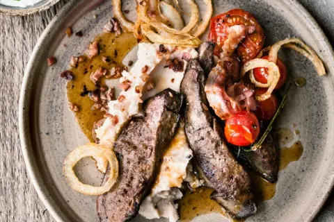 Herzhaftes Lammleber-Rezept mit Kartoffelpüree, Speck, Röstzwiebeln und Kirschtomaten. Ein köstliches Gericht, das man probieren muss!