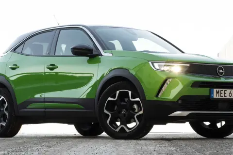 Grön Opel Mokka med svarta detaljer. En bil som kan ha ett opel mokka problem med sina fälgar.