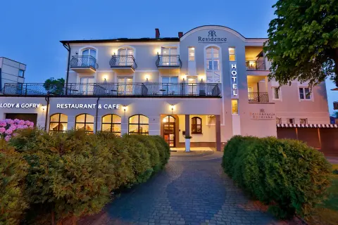 Elegancki rewal hotel przy plaży Residence, z restauracją i kawiarnią, zaprasza na wypoczynek.