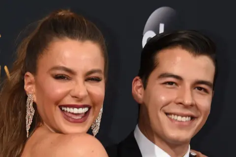 Manolo Gonzalez Vergara und seine Mutter Sofia Vergara lachen ausgelassen auf dem roten Teppich.