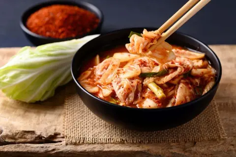 Z czym się je kimchi? Odkryj najlepsze połączenia i przepisy