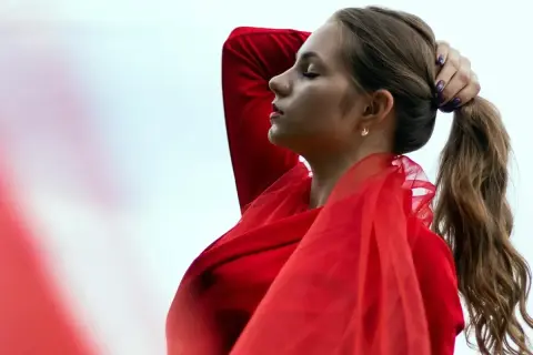 Chica con coleta alta, peinado elegante y sencillo. Un tutorial de como hacerse una coleta alta.