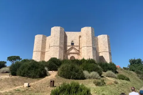 Castel del Monte, un gioiello pugliese. Cosa vedere: la sua architettura unica e il panorama mozzafiato.