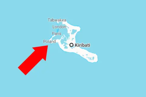 Czerwona strzałka wskazuje na wyspę "Poland" na mapie Kiribati.