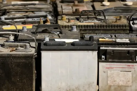 Stare akumulatory samochodowe czekają na recykling. Dowiedz się, gdzie oddać stary akumulator, aby trafił w odpowiednie miejsce.