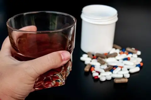 Czy ibuprom można mieszać z alkoholem? Poznaj ryzyka i skutki uboczne