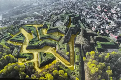 Imponująca twierdza w Kłodzku, z zielonymi bastionami i żółtymi fosami, to jedna z głównych kłodzko atrakcje.