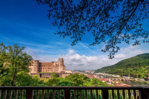 Heidelberger Schloss thront über der Stadt. Ein perfekter Ort, um zu sehen, was man in Heidelberg machen kann: Schlossbesichtigung, Spaziergang am Neckar.
