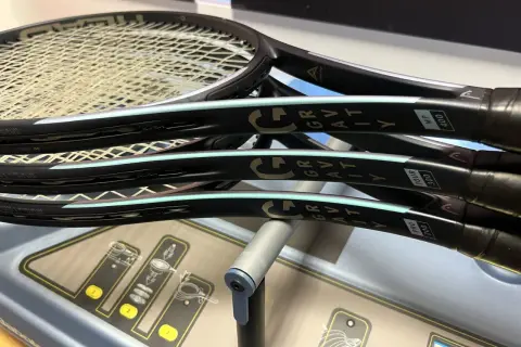 Tre racchette Head Gravity MP, pronte per essere incordate su una macchina Babolat.