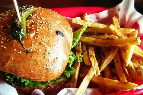 Ile kalorii ma Jalapeno Burger? Sprawdź kaloryczność i triki!