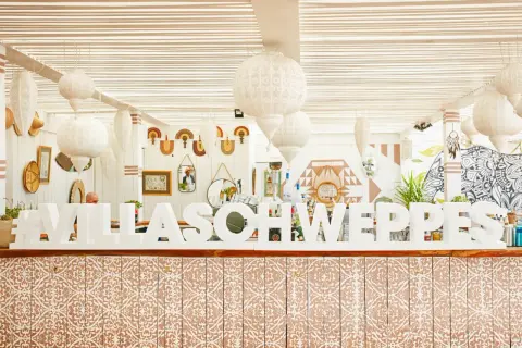 #VILLASCHWEPPES en lettre polystyrene sur un bar décoré, ambiance estivale et festive.