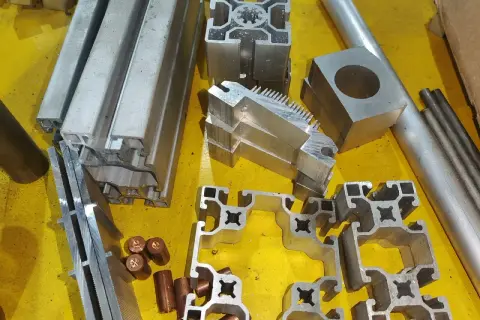 Różnorodne profile i kształtki z aluminium 6061, gotowe do budowy konstrukcji.