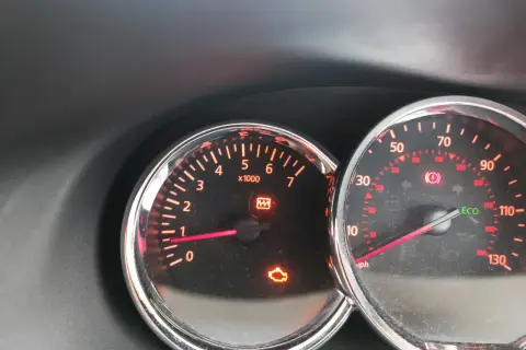 Dacia Sandero problem: motorlampan lyser. Varning för däcktryck och broms också.