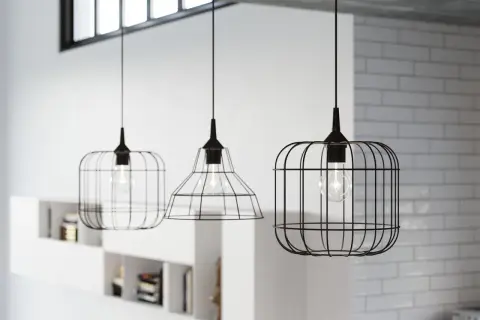 Nowoczesne lampy z drutu w industrialnym stylu, wiszące nad białymi półkami.