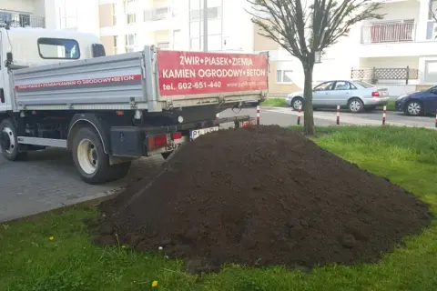 Ile kosztuje wywrotka ziemi pod trawnik? Sprawdź ceny i porady
