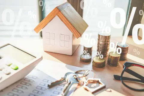 Casa, chiavi, calcolatrice e monete. La surroga del mutuo è un'opzione da valutare, ma dopo quanto tempo si può fare?