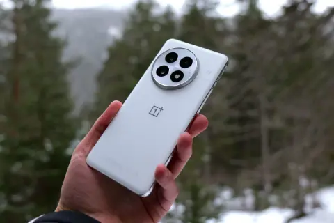 Biały smartfon z potrójnym aparatem, idealny do robienia zdjęć w plenerze. To jeden z telefonów z najlepszą baterią, który sprawdzi się w każdych warunkach.
