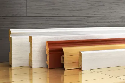 Variedad de rodapiés de madera y PVC en diferentes acabados, listos para instalar. Aprende como poner rodapiés y renueva tus espacios.