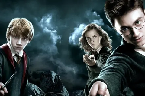 Harry, Ron och Hermione redo för strid i en mörk och dramatisk scen från harry potter-filmerna.