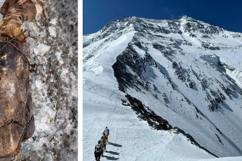 Mallory Everest: Ein Bergsteiger-Stiefel auf Eis, daneben eine Gruppe von Bergsteigern, die einen schneebedeckten Hang erklimmen.