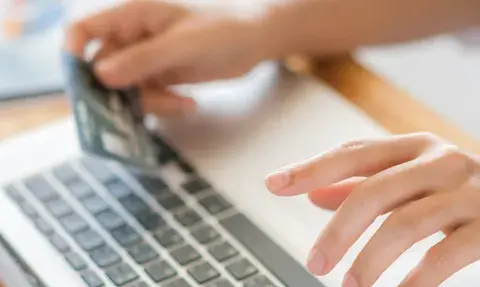 Kiedy przelew za sprzedaż mieszkania? Sprawdź, co wpływa na czas oczekiwania