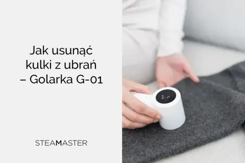 Dłonie trzymają białą golarkę do ubrań, która usuwa kulki z szarego swetra.