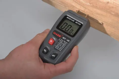 Ein Holzfeuchtemessgerät zeigt 0,0% an. So ermitteln Sie, wieviel Restfeuchte Brennholz haben darf.