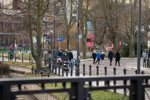 Spacer po Bydgoszczy, która leży w województwie kujawsko-pomorskim. Ludzie w maskach spacerują nad rzeką.
