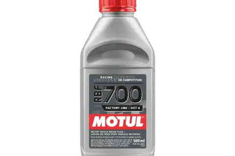 Bouteille de liquide de frein Motul RBF 700 DOT 4. Un choix idéal pour savoir quel liquide de frein choisir pour la compétition.