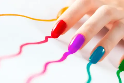 Manicure hybrydowy: Prawda o kosztach, zdrowiu i alternatywach