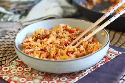 Miseczka pełna aromatycznego nasi goreng, gotowa do podania. Ten przepis na nasi goreng zachwyci każdego!