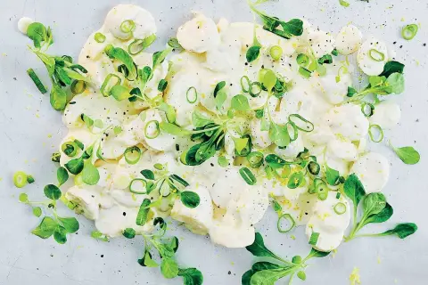 Krämig potatissallad med färska örter och citronskal, ser ut att vara den godaste potatissalladen någonsin.