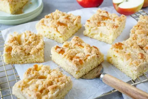 Saftiger Apfelkuchen mit Streuseln, frisch gebacken und in Stücke geschnitten. Ein Genuss für jeden Kaffeetisch.