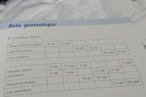 Zadanie z matematyki: uzupełnij tabelki dotyczące pola i obwodu kwadratów i prostokątów. Skala 1:2 nie jest widoczna na obrazku.