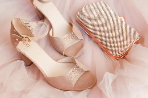 Buty do sukni boho: Kowbojki, sandały, trampki? Przetańcz całą noc!