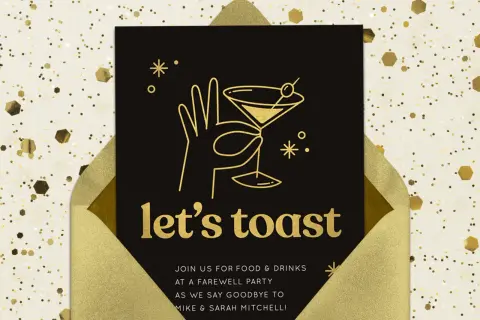 Złote zaproszenie na pożegnalne przyjęcie z kieliszkiem martini i napisem "let's toast". Idealne, by dowiedzieć się, jak zakończyć zaproszenie.