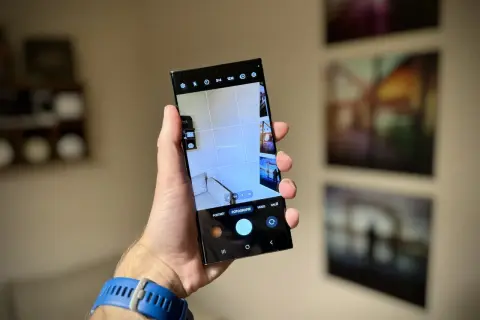 Jak włączyć siatkę w aparacie Samsung? Na ekranie telefonu widać siatkę pomocniczą, która ułatwia kadrowanie.