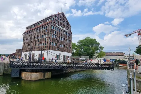Most w Kłajpedzie, największym mieście Małej Litwy, prowadzi do hotelu Old Mill.