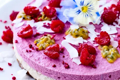 En vacker rosa tårta med hallon, passionsfrukt och kokosflingor. Perfekt för dig som älskar mjuka kakor.