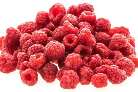 Ein Haufen frischer, roter Himbeeren, die zeigen, wie gesund sie sind.