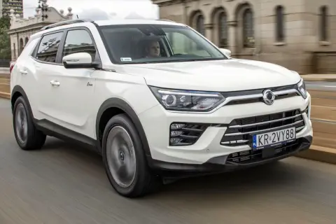 Biały SsangYong Korando w ruchu ulicznym. Czy to początek kolejnych awarii?