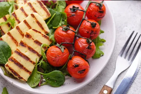 Wegetariański grill: Jak zaskoczyć smakiem? Warzywa, sery, tofu