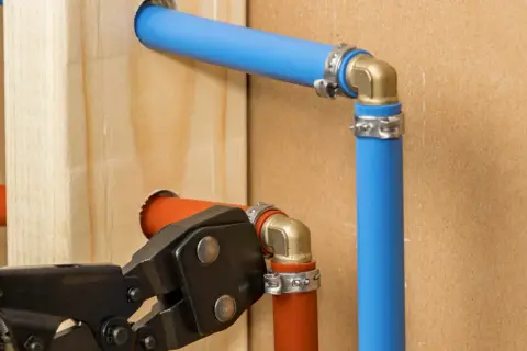 Instalacja hydrauliczna: jakie rury pex do centralnego ogrzewania? Montaż złączek i zaciskanie rur PEX przy użyciu specjalistycznych narzędzi.